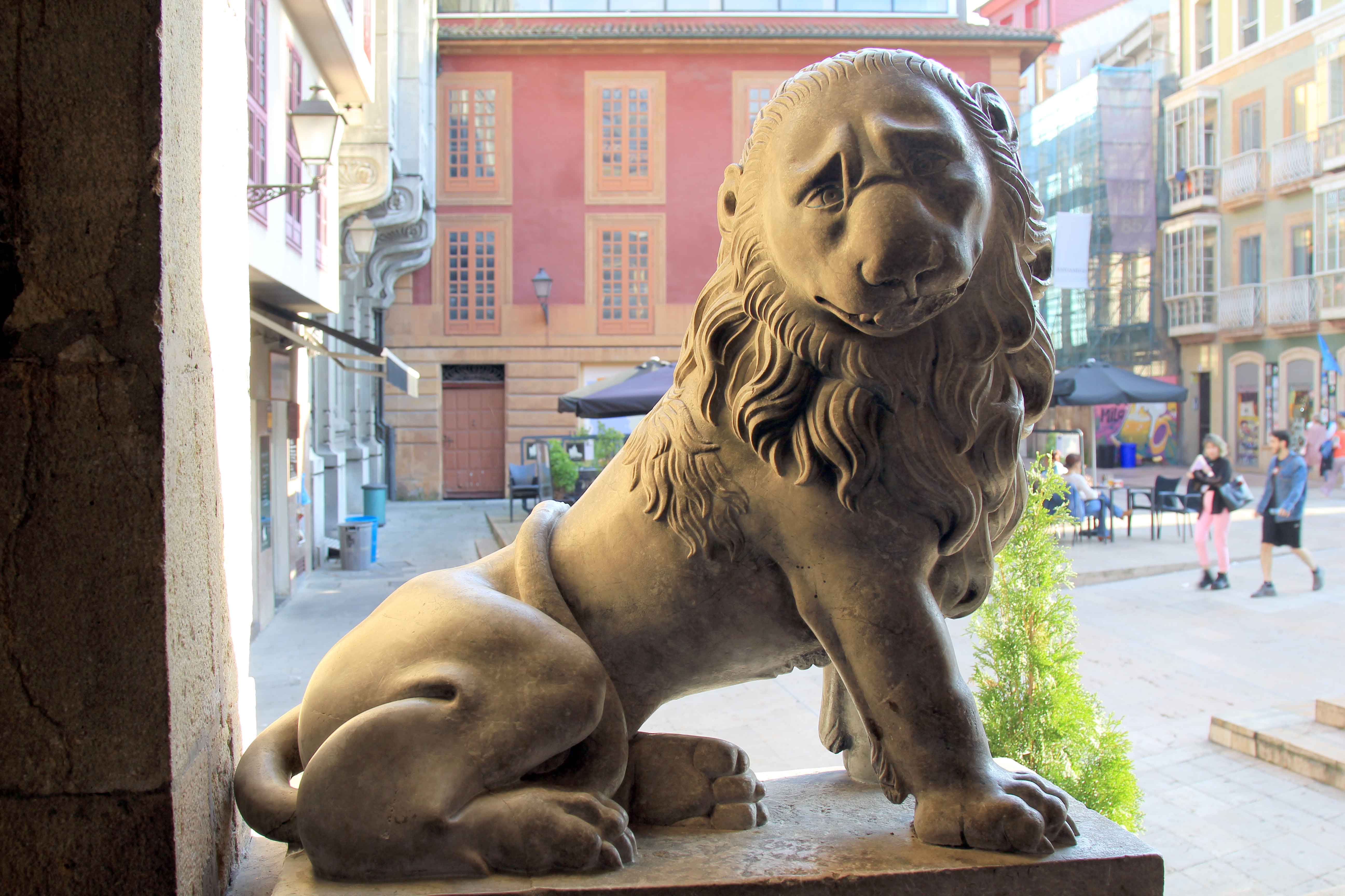 Escultura León